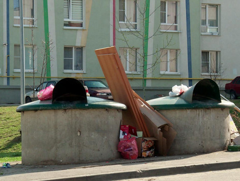 На реку зловонных помоев жалуются жители улицы Петра Тарасова в Калуге